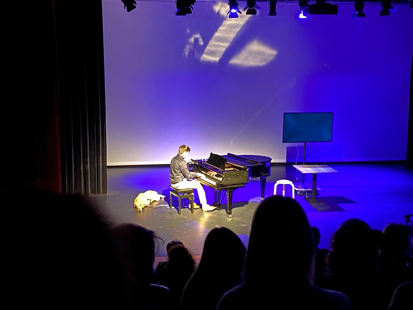 optreden lokaal talent Maarten Bakker op het theaterpodium van CulturA & Zo