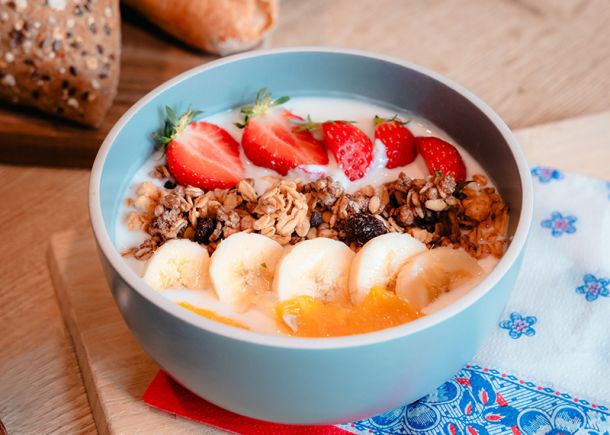 Ontbijtkom met yoghurt, fruit en granola